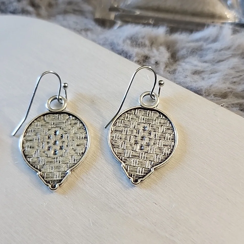 Silver‎ Ornate Dangle Earrings
